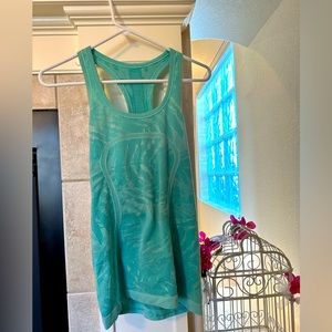 Lululemon shirt size 6